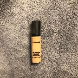MAC cosmetics concealer in NC15